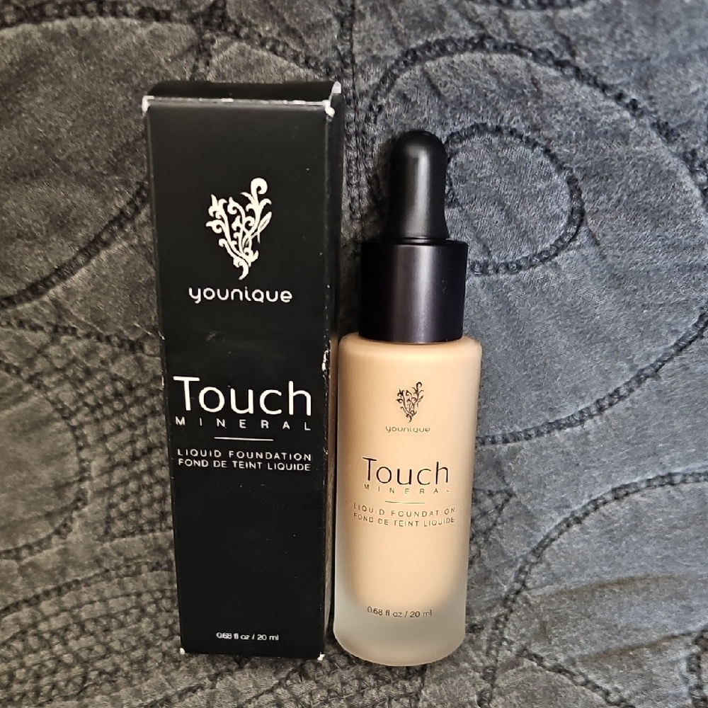 Younique Touch Mineral Liquid Foundation